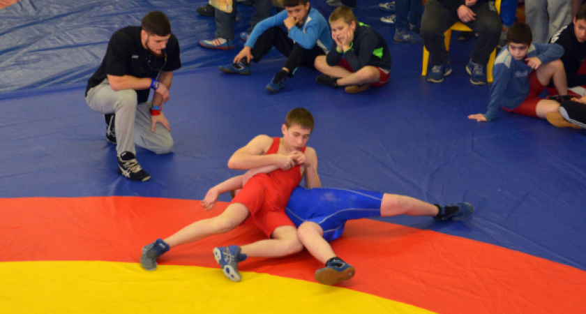 На турнир по греко-римской борьбе в Воронеж приехали более 300 юных спортсменов 