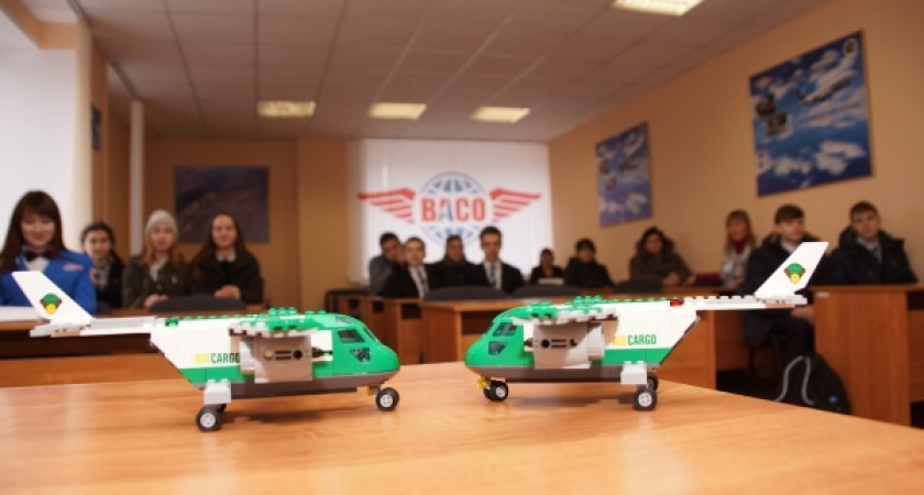 На воронежском авиазаводе дети собрали несколько самолетов 