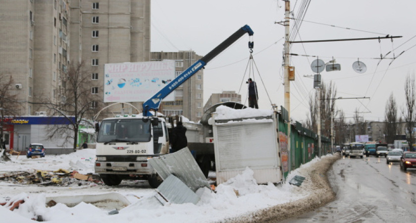 Воронежские власти за два дня ликвидировали треть Остужевского рынка
