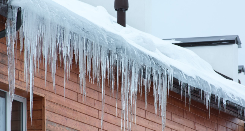 Воронежские школьники могли пострадать от сосулек