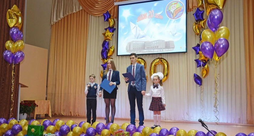 Депутаты ДСК поздравили воронежскую школу № 55 с юбилеем