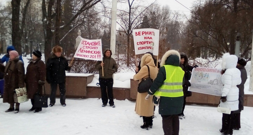 В Воронеже жители перекрыли  бетоновозам дорогу к стройплощадке