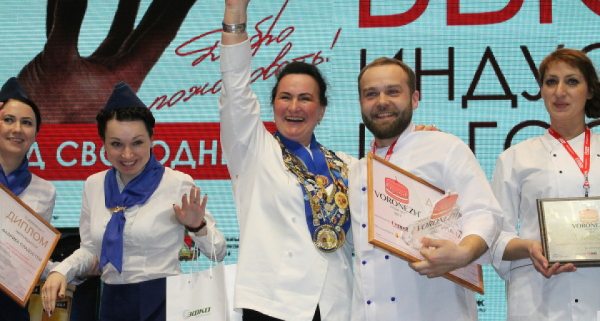 Лучший торт Воронежа украсила фигурка Петра I и Алексея Гордеева
