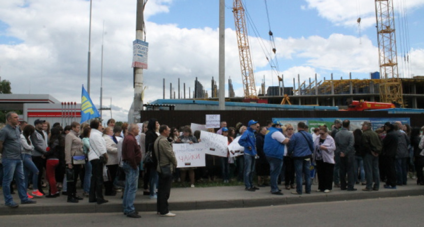 Заправка или жилой дом: как воронежцы митинговали у стройки на Хользунова 