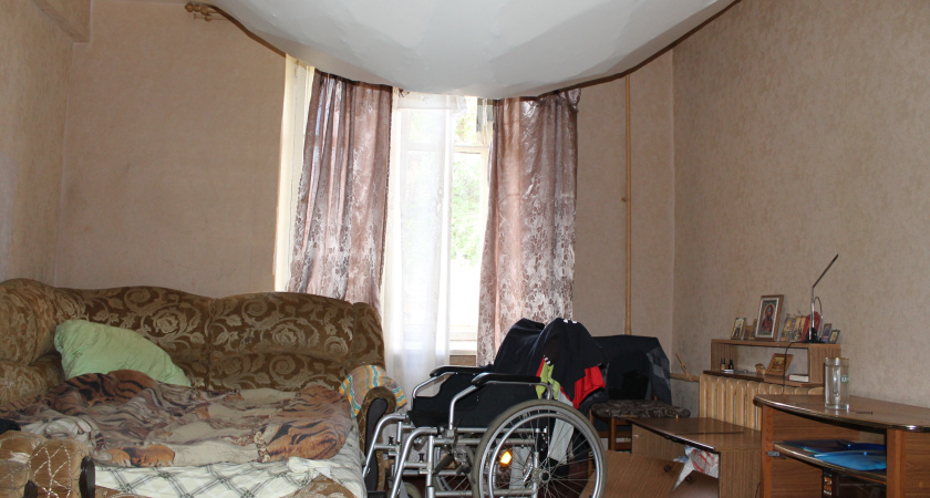 В воронежском аварийном доме обвалился потолок в квартире инвалида