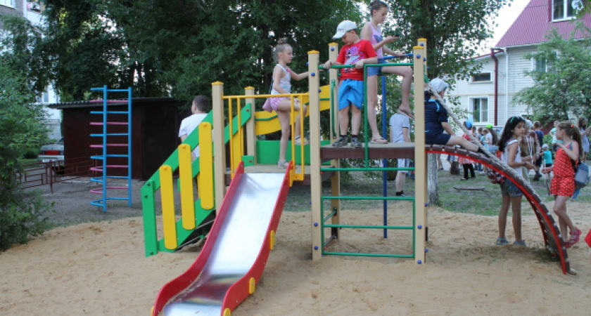 Команда ДСК подарила воронежским малышам уютный двор с качелями и каруселями 