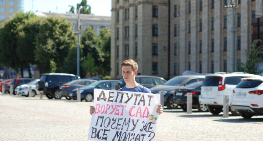 В Воронеже экоактивист устроил пикет у правительства из-за яблоневого сада
