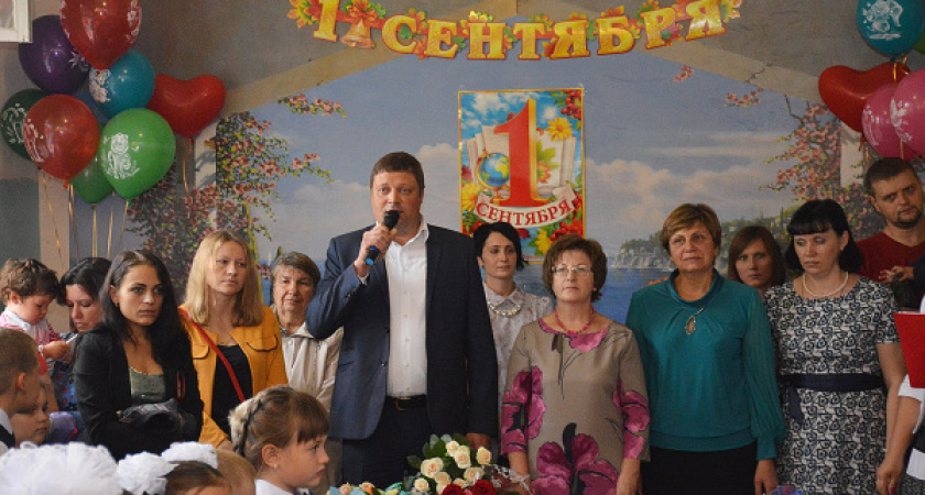 Депутаты ДСК помогли воронежским школам подготовиться к празднику 