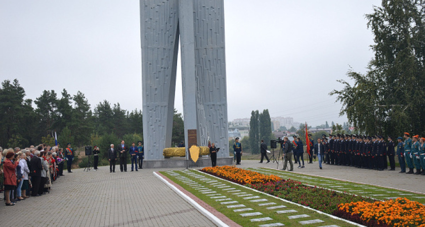 Строители ДСК почтили память расстрелянных в Песчаном логу воронежцев 