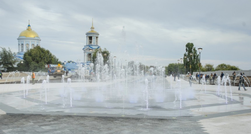 В Воронеже запустили первый фонтан на Советской площади