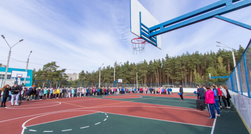 Воронежским школам подарили две спортплощадким