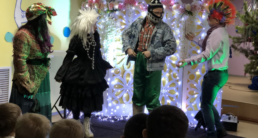 Фонд УГМК устроил новогодний праздник для детей из воронежских интернатов