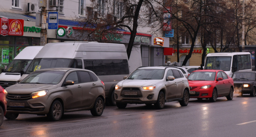 Воронежцы тратят 700 часов на разговоры по телефону в вечерних пробках