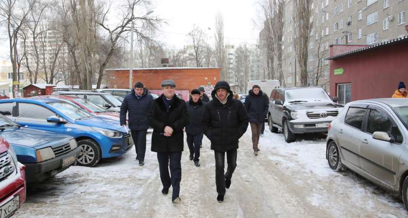 Глава Воронежа оценил уборку снега во дворах