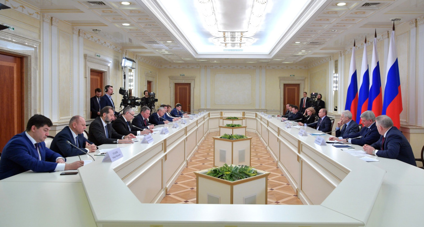 Путин посадил главу Воронежской области рядом с собой