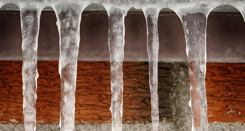 В Воронеже ледяная глыба упала на женщину