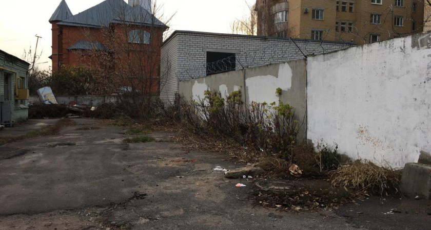 В центре Воронежа элитный дом обнесли стеной и колючей проволокой