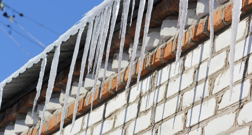 В Воронеже лед рухнул на прохожего с дома управляющей компании «Семья»