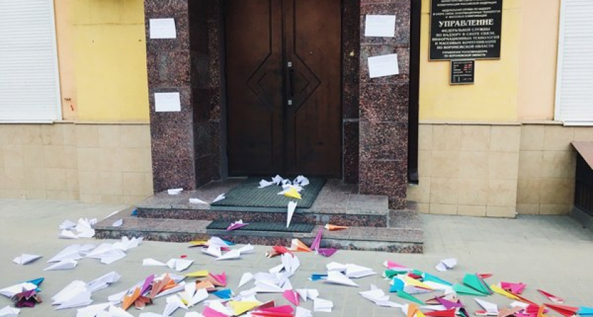 Воронежский Роскомнадзор забросали самолетиками из-за Telegram-блокировок