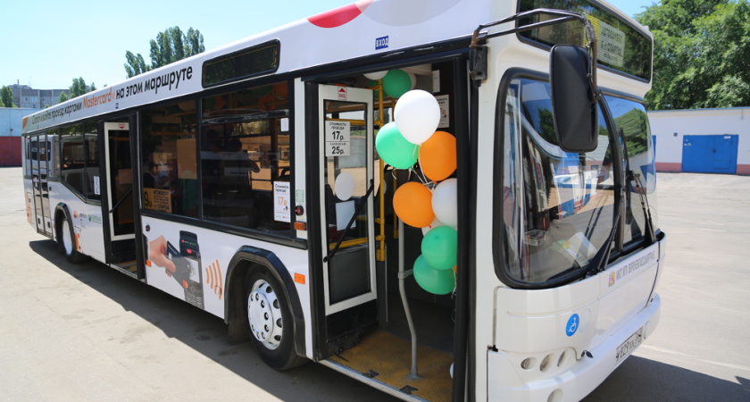 В Воронеже систему безналичной оплаты ввели во всех муниципальных автобусах
