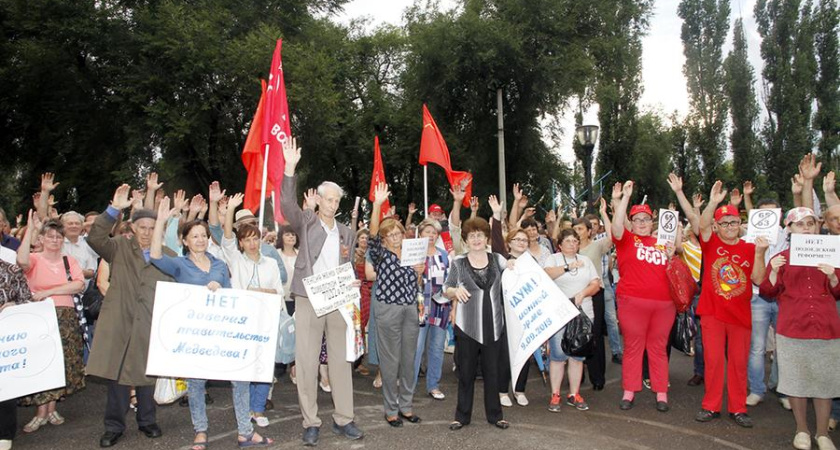 В Воронеже митинг против повышения пенсионного возраста раскололся надвое