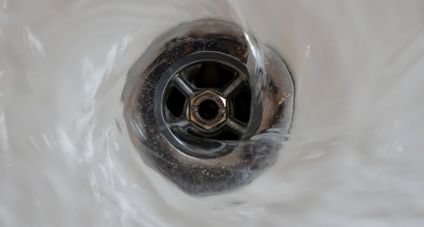 Засор канализации во дворе воронежской многоэтажки устранили