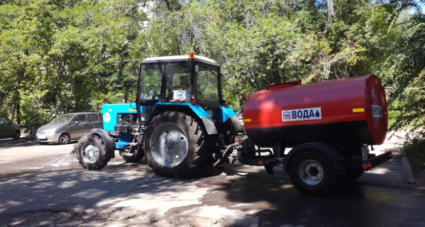 Во дворах Воронежа стали работать поливальные машины 
