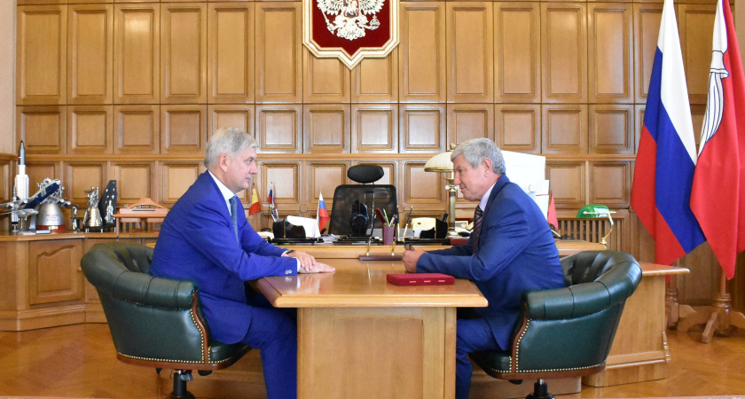 Утром в куплете, вечером в кабинете: воронежский глава региона наградил своего оппонента по дебатам