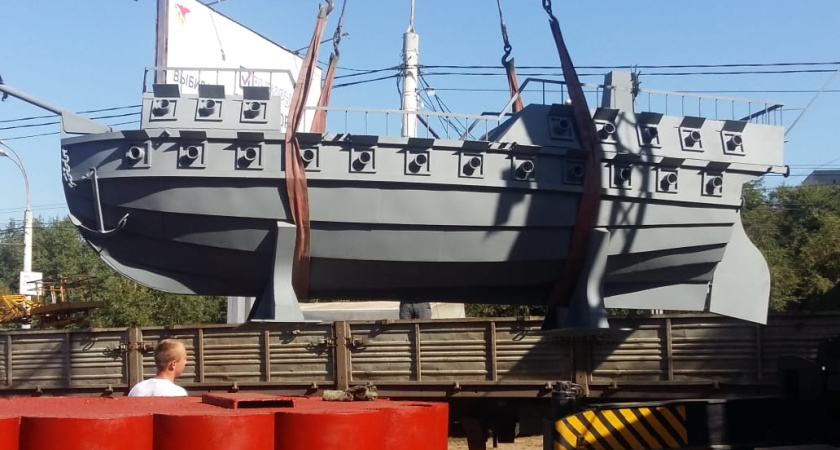 В воронежском сквере «Ильича» приступили к установке корабля «Меркурий». Видео