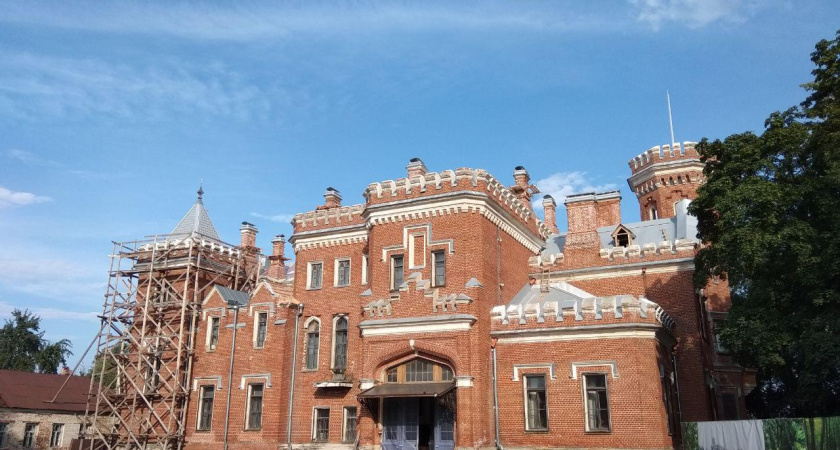 Фасад и лестницы во дворце Ольденбургских под Воронежем отреставрирует «Степс»