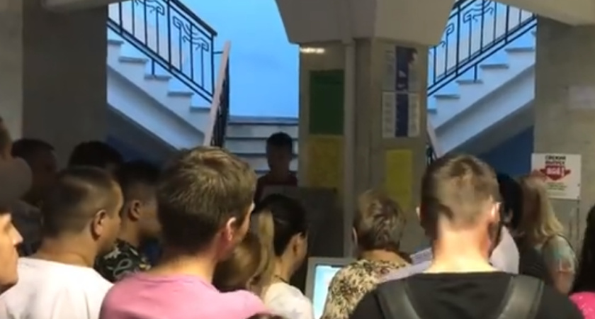 Талончик на талончик. В воронежском ГИБДД живая очередь победила электронную