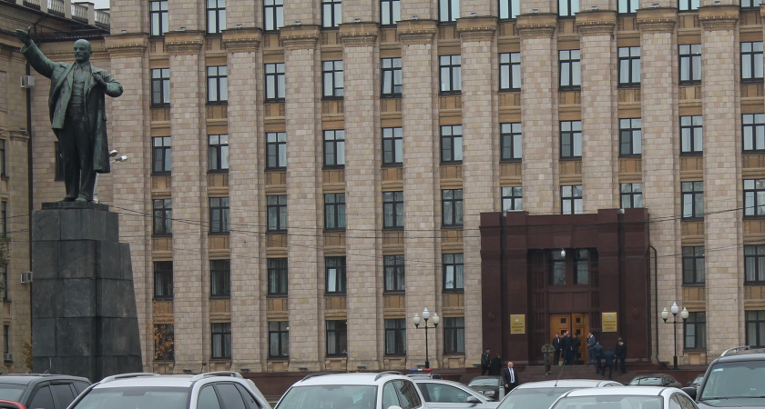 У здания правительства на площади Ленина запретят парковку личных авто чиновников