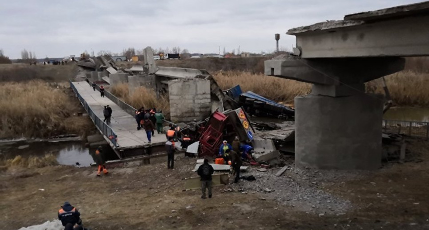 Семье погибшего при обрушении моста в Воронежской области выплатят матпомощь