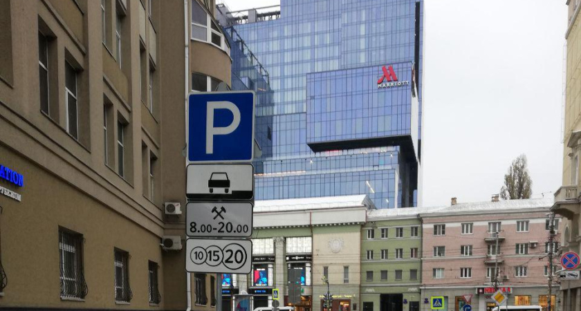 В Воронеже приставы намерены работать с неплательщиками за парковку на фоне неоднозначности взимания штрафов