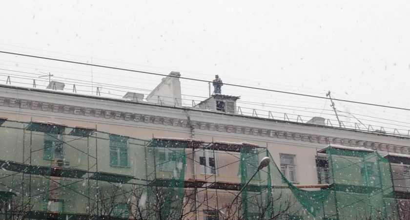 Воронежцев предупредили об опасности наледи и сосулек