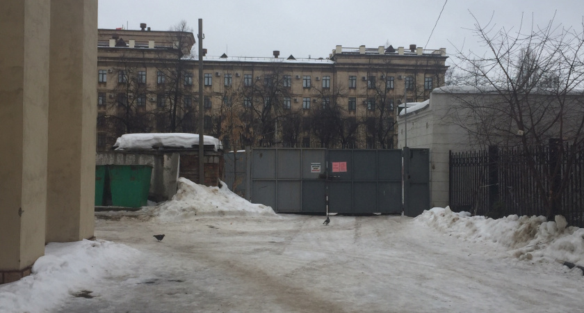 Жители дома в центре Воронежа стали заложниками стройки «Выбора» на площади Ленина 