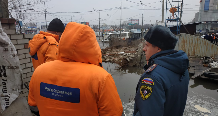 В Воронеже коммунальная авария привела к потопу на окружной дороге