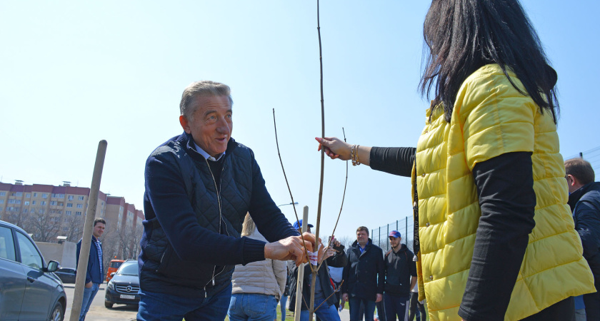 Сенатор Сергей Лукин помог высадить Аллею детства в воронежском микрорайоне Шилово