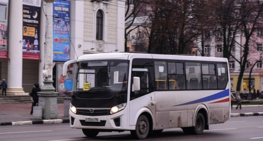 Александр Гусев попросил ускориться с лицензированием воронежских перевозчиков