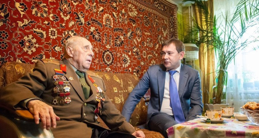 Председатель облдумы поздравил с Днем Победы защитника Воронежа