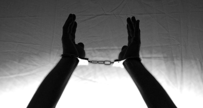 Воронежский суд продлил арест обвиняемым в превышении полномочий операм