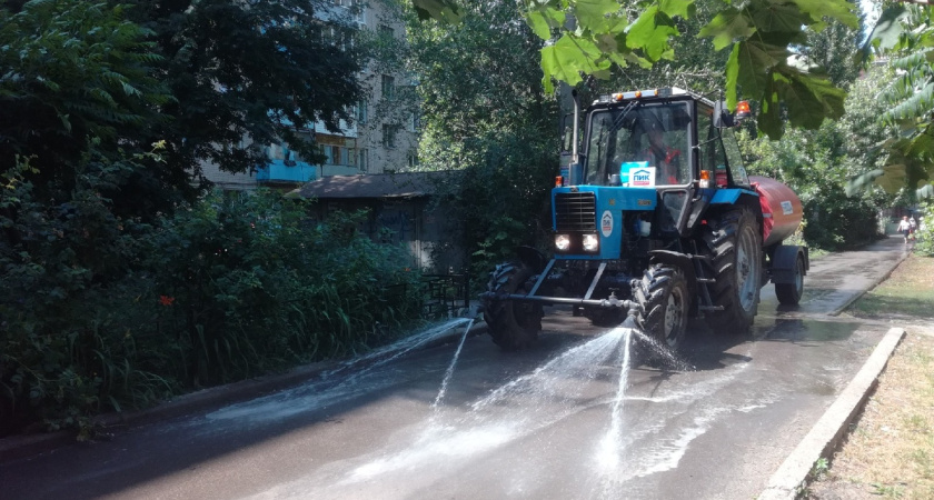 Поливомоечная спецтехника воронежских УК борется со зноем в 150 дворах  