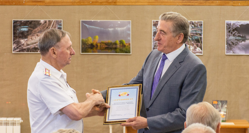 Воронежский сенатор встретился с ветеранами и школьниками накануне Дня памяти и скорби 