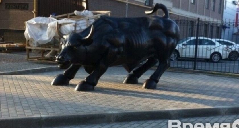 Установивший в Воронеже «быка с Уолл-стрит» экс-бизнесмен попал в список Forbes