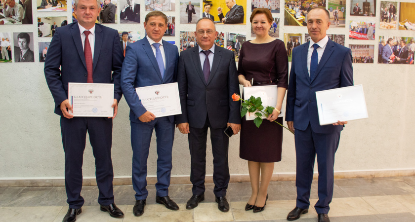 Руководители воронежского «Домостроительного комбината» удостоены наград Совета Федерации