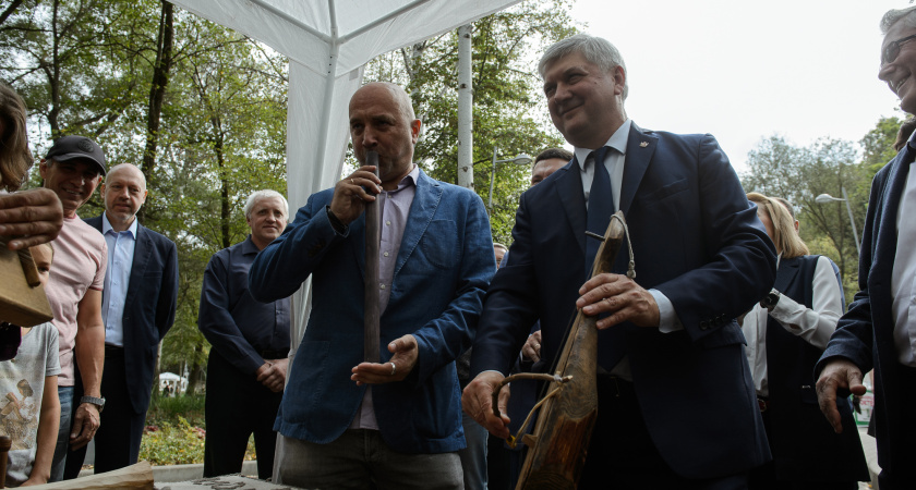 Воронежский губернатор сыграл на гудке вместе с Захаром Прилепиным 