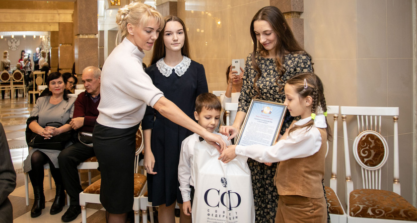 Сенатор Сергей Лукин поздравил многодетные семьи Воронежа