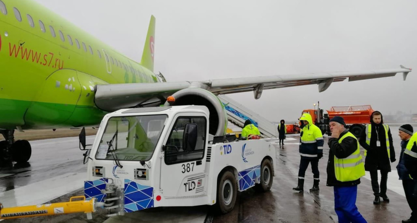 В воронежском аэропорту пострадал самолет с губернатором на борту