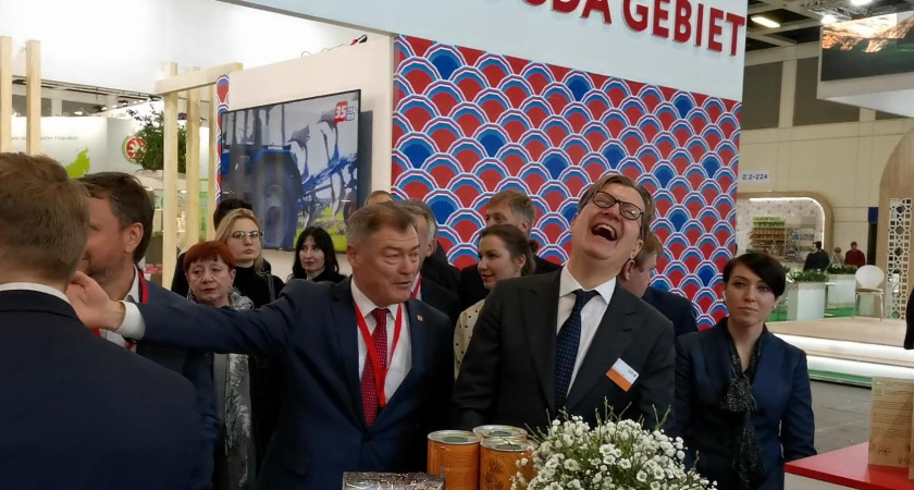 В Берлине воронежский зампред погрыз семечек и рассмешил замминистра