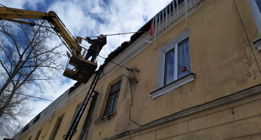 Воронежские автомобилисты мешают сбивать сосульки коммунальщикам 